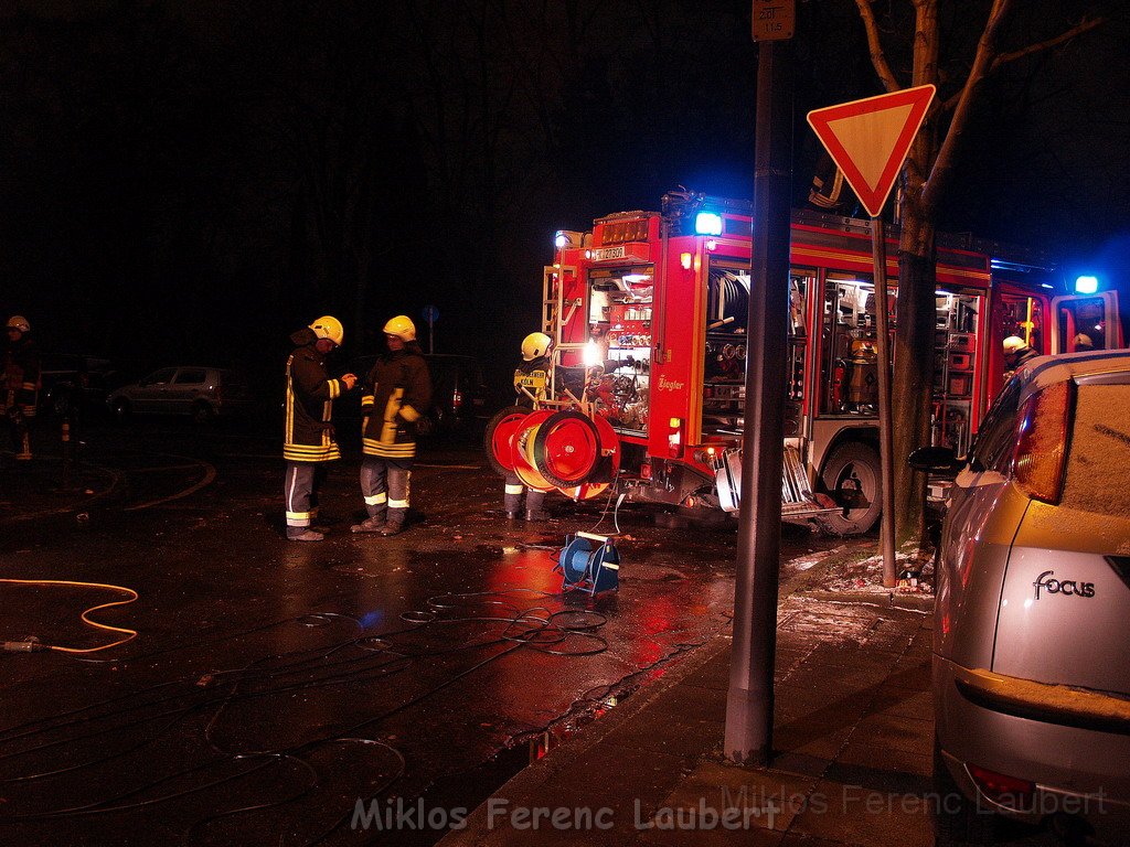 Feuer 3 Dachstuhlbrand Koeln Muelheim Gluecksburgstr P265.JPG